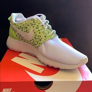Nike Women’s Roche One White/Ghost Green NEW